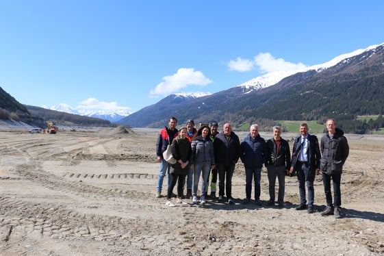 Sopralluogo nel bacino prosciugato del lago di Resia: il direttore Strimmer e l'assessore alla mobilità Alfreider (primo e secondo da destra) con i rappresentanti del Comune di Curon e delle imprese di costruzione (Foto: ASP/Patrick Thaler)
