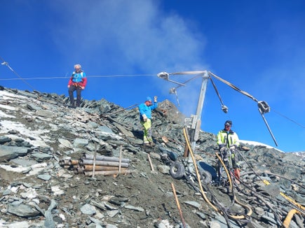 Im Rahmen des Interreg-Projekts FROST.INI wurden auf dem Großglockner zwei neue, 20 Meter tiefe&nbsp;Permafrost-Bohrsäulen&nbsp;angebracht. (Fotos: Georesearch ltd)