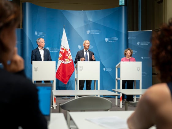 Welterbe der UNESCO: Präsident Peter Daldos, Landesrat Peter Brunner, Direktorin Hannah Pomella (von links) zeigten die Einzigartigkeit des GEOPARC Bletterbach auf und skizzierten den Weg in die Zukunft. (Foto: LPA/Fabio Brucculeri)