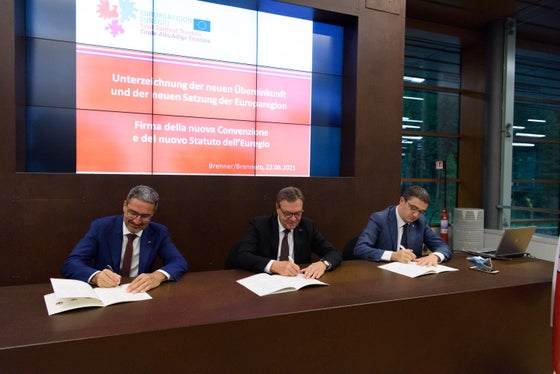 Die notariell beglaubigte Unterschrift der Landeshauptleute (v.l.) Kompatscher, Platter und Fugatti im August im Plessi-Museum am Brenner. (Foto: Autonome Provinz Trient/Gianni Penasa)