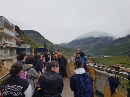 Oberschülerinnen und Oberschüler erhalten anschaulichen Unterricht im Bereich Zivilschutz: Im Bild die Exkursionsetappe Eberle an der Oswaldpromenade in Bozen, wo am 5. Jänner 2021 ein Felssturz niedergegangen war. (Foto: LPA/Agentur für Bevölkerungsschutz)