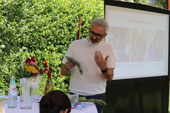 Quale pianta ha bisogno di quanta irrigazione: Michael Oberhuber, direttore del Centro di Sperimentazione Laimburg, alla presentazione della Relazione agraria e forestale 2024. (Foto: USP/Maja Clara)