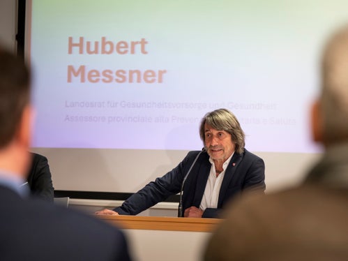 Bewegung gehört zu den Menschen einfach dazu, schon kleine Bewegungseinheiten im Alltagbringen Vorteile für den Körper, aber auch für die geistige Entwicklung und das geistige Wohlbefinden, unterstreicht Gesundheitslandesrat Hubert Messner. (Foto: LPA/Fabio Brucculeri)