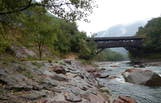 Das Landesamt für Wildbach- und Lawinenverbauung Nord in der Agentur für Bevölkerungsschutz hat Mitte Jänner mit den Arbeiten begonnen, um den tiefsten Wasserstand im Eisack auszunutzen. (Foto: LPA/Landesamt für Wildbach- und Lawinenverbauung Nord)