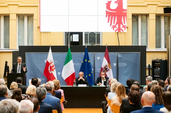 “L’Autonomia è diventata una storia di successo perché le competenze trasferite sono state sempre esercitate con senso della misura e responsabilità”, ha affermato Kompatscher, in questa foto sul podio. (Foto: USP/Ivo Corrà)