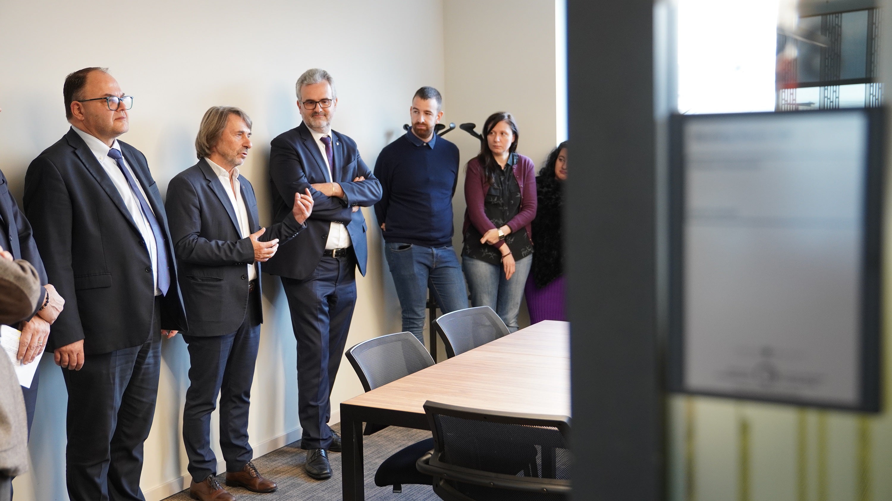 Im Dialog mit den Verwaltungsmitarbeiterinnen und -mitarbeitern des Südtiroler Sanitätsbetriebs im Park Edison (von links): der Generaldirektor des Südtiroler Sanitätsbetriebs Christian Kofler, der Landesrat für Gesundheitsvorsorge und Gesundheit Hubert Messner und der Direktor seines Ressorts Michael Mayr (Foto: LPA/Südtiroler Sanitätsbetrieb/Peter Seebacher)