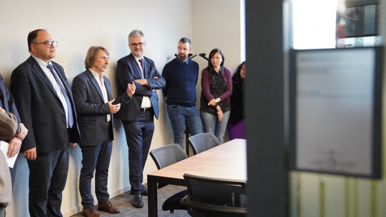 Im Dialog mit den Verwaltungsmitarbeiterinnen und -mitarbeitern des Südtiroler Sanitätsbetriebs im Park Edison (von links): der Generaldirektor des Südtiroler Sanitätsbetriebs Christian Kofler, der Landesrat für Gesundheitsvorsorge und Gesundheit Hubert Messner und der Direktor seines Ressorts Michael Mayr (Foto: LPA/Südtiroler Sanitätsbetrieb/Peter Seebacher)