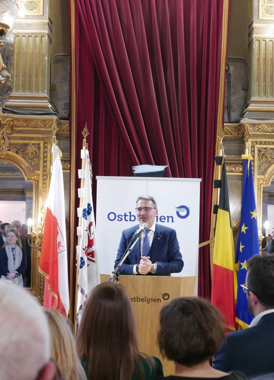 Il presidente altoatesino Kompatscher ha sottolineato l'importanza della tutela delle minoranze e dell'Autonomia come strumento di pace, in occasione della cerimonia per i 50 anni di Autonomia della Comunità germanofona del Belgio orientale. (Foto: ASP/Dominik Holzer)