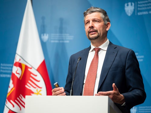 Mit diesem Schritt schaffen wir die Grundlage, um ein seit langem erwartetes Infrastrukturprojekt zu verwirklichen. Die Umfahrung von Rabland ist Teil einer Reihe von Maßnahmen, die wir im Vinschgau zur Verbesserung der Verkehrssituation und zur Erhöhung der Lebensqualität in den Ortschaften umsetzen, betonte der Landesrat für Infrastrukturen und Mobilität, Daniel Alfreider. (Foto: LPA/Fabio Brucculeri)