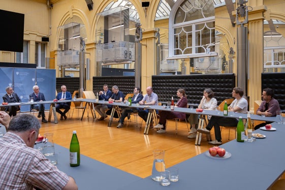 Landeshauptmann Arno Kompatscher (links) betonte gegenüber den Vertreterinnen und Vertretern von Minderheitensendern die Bedeutung von Medien für den Erhalt und die Förderung von Minderheitensprachen in Europa. (Foto: LPA/Greta Stuefer)