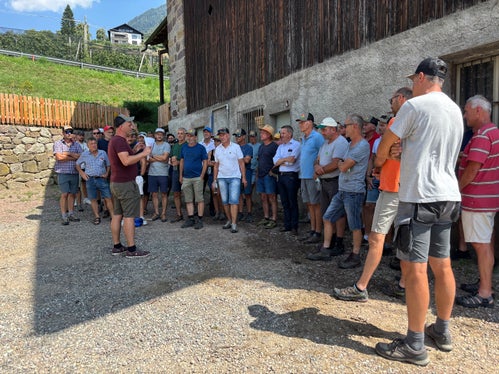 Bereichsleiter Stephan Raffl (links vorne) führte die Mitglieder des Absolventenvereins Landwirtschaftlicher Schulen am 4. August durch den landeseigenen Gutshof Mair am Weg oder Moarhof in Labers mit der sensorgesteuerten bedarfsgerechten Bewässerung, im Zentrum der Gruppe Landwirtschaftslandesrat Luis Walcher. (Foto: LPA/Ressort Landwirtschaft, Forstwirtschaft und Tourismus)