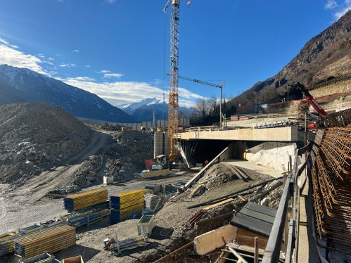 Circa 80 operai sono costantemente al lavoro nel cantiere per la costruzione della nuova circonvallazione intorno a Castelbello e Colsano, affinché possa essere aperta al traffico verso la fine dell'anno. (Foto: USP/Ripartizione Infrastrutture)