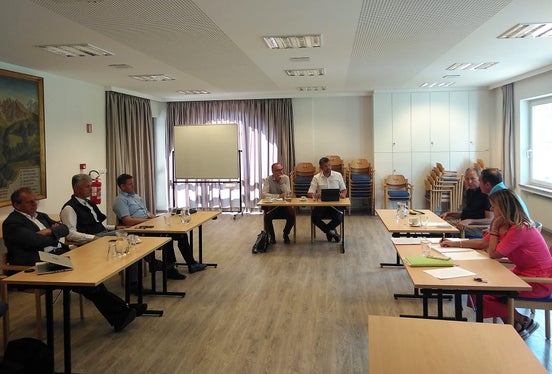 Confronto sulle soluzioni per la mobilità sostenibile a Santa Cristina: Roland Demetz, Andreas Schenk, Lukas Demetz, Tobia Moroder, l'assessore Daniel Alfreider, Christoph Vinatzer, Ambros Hofer e Christina Demetz. (Foto: ASP/Angelika Schrott)