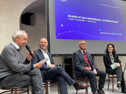 La tavola rotonda con il direttore della Ripartizione Cultura tedesca, Volker Klotz (secondo da sinistra), l'ex direttore dell'Ufficio formazione permanente, Isidor Trompedeller (terzo da sinistra) e il vicedirettore dell'Ufficio formazione permanente, Martin Peer (primo da a sinistra). (Foto: ASP)