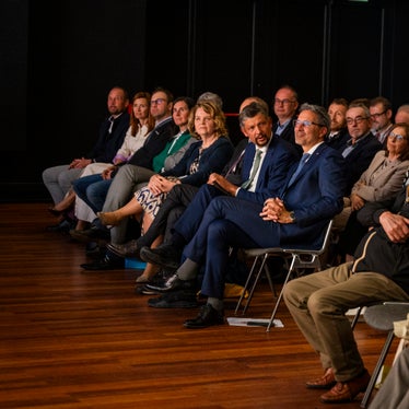 Truep nviei d’unëur dla politica y dla scola ne se à nia lascià tò de vester prejënc pra la festa. (Foto: USP/Manuela Tessaro)