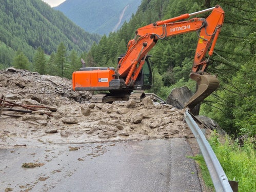 Nach einem Murgang im Schafstallbach (Infangbach), einem orografisch linken Zubringer des Pfossentalbachs, am Nachmittag des Sonntags, 28. Juni, hat Vorarbeiter Martin Müller umgehend mit den Aufräumarbeiten bei der Brücke begonnen. (Foto: LPA/Amt für Wildbach- und Lawinenverbauung West in der Agentur für Bevölkerungsschutz) 