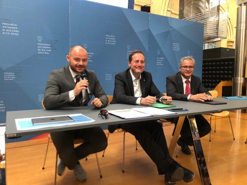 LR Bessone (Mitte) mit Abteilungsdirektor Daniel Bedin (l.) und Generalsekretär Eros Magnago bei der Pressekonferenz zur Vorstellung des Projekts Building Renovation plus im Juni 2019. (Foto: LPA)
