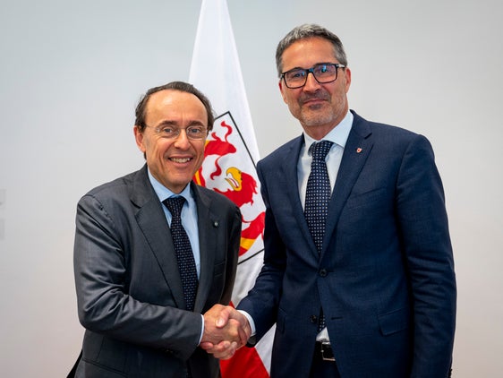 Il presidente della Provincia autonoma di Bolzano, Arno Kompatscher (a destra), ha ricevuto a Palazzo Widmann la visita del nuovo questore di Bolzano, Giuseppe Ferrari. (Foto: USP/Fabio Brucculeri)