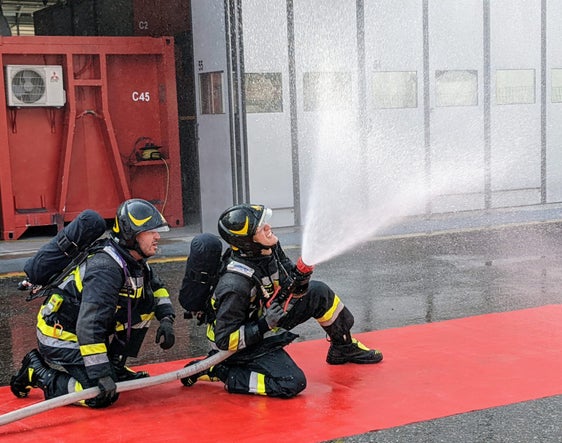 Die Ausbildung erfolgte zum größten Teil am Sitz der Berufsfeuerwehr in Bozen (im Bild), einige Wochen verbrachten die Anwärter an der staatlichen Feuerwehrschule in Rom. Für den praktischen Teil wurden auch externe Strukturen wie das Gelände der Feuerwehrschule in Vilpian genutzt. (Foto: LPA/Berufsfeuerwehr Bozen)