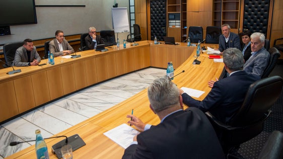 Leistbares Wohnen und Jugendgewalt waren zwei Themen beim Treffen der Spitzen des Gemeindenverbandes und der Bezirksgemeinschaften mit Landeshauptmann Kompatscher. (Foto: LPA/Fabio Brucculeri)