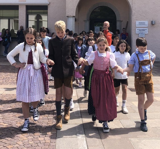 La danza con cui gli alunni della scuola primaria di Salorno hanno aperto l’evento conclusivo di “Musigkischtl XXL” (Foto: USP/Sezione musica popolare della Direzione provinciale Scuola musicale tedesca e ladina)

