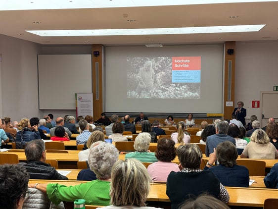 Esempi pratici da Bressanone e Bolzano (nella foto sul palco Carlo Alberto Librera, direttore della Ripartizione Servizi alla comunità locale del Comune di Bolzano) hanno mostrato quali possibilità esistono già per creare spazi di vita per anziani attivi. (Foto: USP/Katharina Fleischmann)