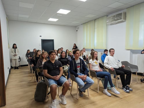Le giovani ed i giovani sono arrivati nel pomeriggio a Casa Moggioli, sede di informazione e coordinamento dell'Euregio a Trento (Foto: Euregio/Silvia Ramoser)
