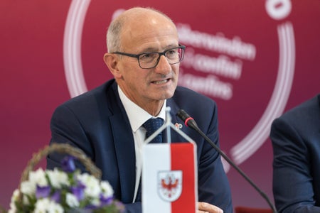 Tirols Landeshauptmann Anton Mattle: Bei der Umsetzung der EU-Interreg-Programme wollen wir Synergien stärker nutzen und so noch effizienter Grenzhindernisse abbauen. (Foto: LPA/Tiberio Sorvillo)