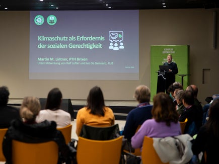 Fare qualcosa per il cambiamento climatico è un'esigenza di giustizia sociale, ha sottolineato Martin M. Lintner, professore dello Studio Teologico Accademico di Bressanone all'incontro dello Stakeholder Forum per il clima (Foto: ASP/Greta Stuefer)