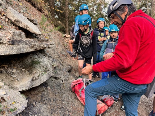 Geologe Corrado Morelli erklärte den Schülerinnen und Schülern die geologischen Besonderheiten im Dolomiten UNESCO Welterbe Bletterbachschlucht. (Foto: Geoparc Bletterbach /Monika Franzelin)