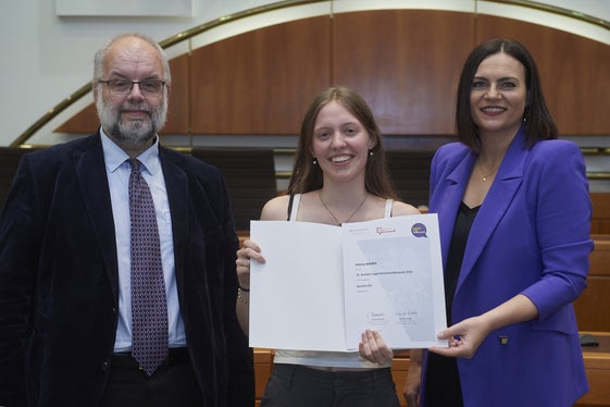 Helena Wierer (Mitte) hat den 4. Platz in der Kategorie Sprachrohr erreicht, im Bild mit Robert Lender vom Kompetenzzentrum Jugend im österreichischen Bundeskanzleramt und der Präsidentin des burgenländischen Landtags Astrid Eisenkopf. (Foto: LPA/Landesjugendreferat Burgenland,/Emmerich Mädl)