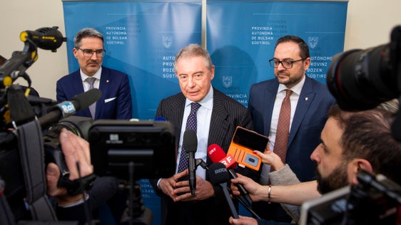 Il ministro delle Imprese e del Made in Italy, Adolfo Urso, risponde alle domande dei giornalisti affiancato da Kompatscher e Galateo. (Foto: ASP/Fabio Brucculeri)