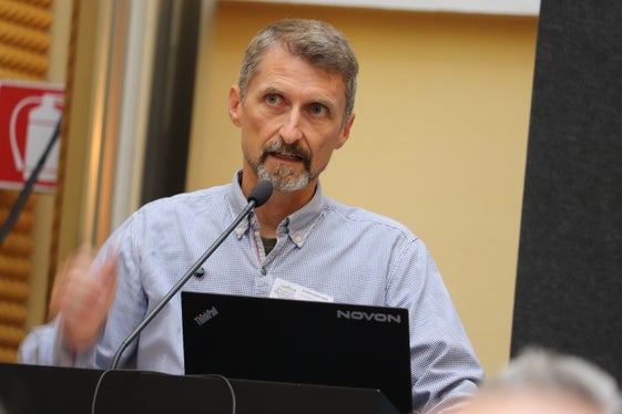 Der Vizepräsident des Fischereiverbandes Südtirols Andreas Riedl führte durch die Tagung und betonte: Diese Tagung ist die Frucht der sehr guten Zusammenarbeit zwischen Institutionen. (Foto: LPA/Maja Clara)
