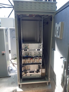 Con il nuovo sistema, il DAS della galleria è collegato direttamente alle stazioni radio base degli operatori. Questo garantisce una copertura più stabile e affidabile, indipendentemente dalla qualità del segnale presente all'esterno della galleria. Le Remote Unit permettono di riprodurre il segnale all'interno dei tunnel. (Foto: USP/Ufficio Opere ambientali e infrastrutture)