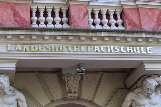 Die Landeshotelfachschule Kaiserhof in Meran begeht in diesen Tagen unter dem Motto Innovation aus Tradition ihr 50-jähriges Bestehen. (Foto: LPA/Maja Clara)