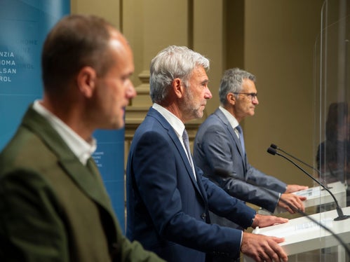 Le foreste dell'Alto Adige sono infestate dai coleotteri della corteccia; un problema che persisterà anche nei prossimi. Una prospettiva ribadita oggi da Prader, l'assessore Schuler e Unterthiner. (Foto: ASP: Fabio Brucculeri)