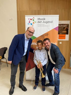 Una grande squadra: Lorenz Larcher (Scuola musicale di Brunico) tra Giorgio Fasciolo (a sinistra, accompagnamento al pianoforte) e il suo insegnante Christof Gröber (Foto: ASP/Ruth Oberschmied)