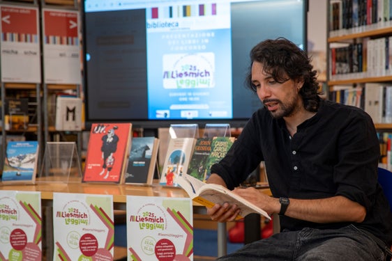 La campagna di lettura "Liesmich Leggimi 2026" inizia il 23 aprile nelle biblioteche dell'Alto Adige: chi leggerà e commenterà uno o più degli 80 libri selezionati entro la fine di ottobre potrà vincere uno dei 200 premi in palio. (Foto: USP/Ufficio Educazione permanente, biblioteche e audiovisivi)