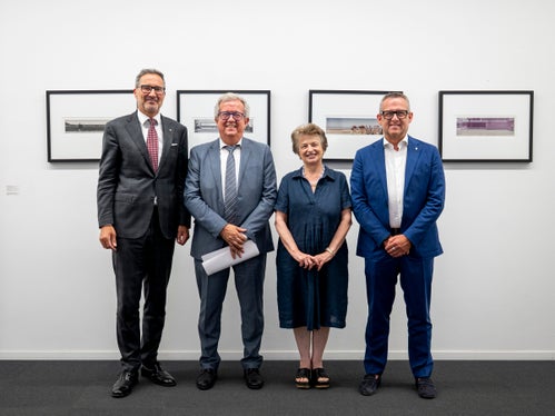 Soddisfatti per la compravendita del terzo lotto di immobili INPS a Bolzano: da sinistra il presidente della Provincia Kompatscher, il direttore regionale dell'INPS Feliciani, il membro del consiglio di amministrazione dell'INPS Luisa Gnecchi e l'assessore provinciale alle Opere pubbliche, Valorizzazione del patrimonio, Libro fondiario e Catasto Christian Bianchi. (Foto: USP/Fabio Brucculeri)