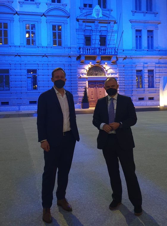 LR Bessone und der Direktor der Vermögensabteilung Daniel Bedin vor dem blau beleuchteten Sitz der Landesregierung am Magnago-Platz in Bozen (Foto: LPA)