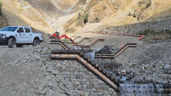Das Landesamt für Wildbach- und Lawinenverbauung West in der Agentur für Bevölkerungsschutz hat in den vergangenen Monaten an der Verbesserung des Hochwasserschutzes in Schnals gearbeitet. (Foto: LPA/Landesamt für Wildbach- und Lawinenverbauung West in der Agentur für Bevölkerungsschutz/Martin Eschgfäller)