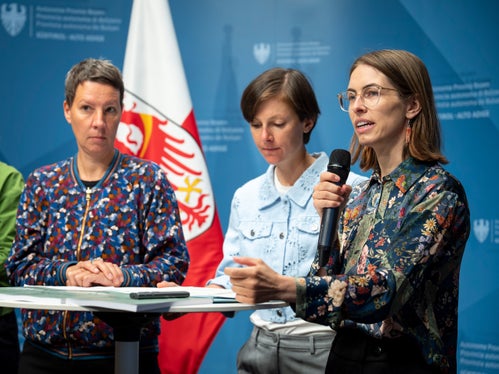 Gundula Ludwig (von links), Julia Ganterer und Laura Volgger haben seit 2023 an der Studie zur sexualisierten Gewalt in Südtirol gearbeitet. (Foto: LPA/Fabio Brucculeri) 