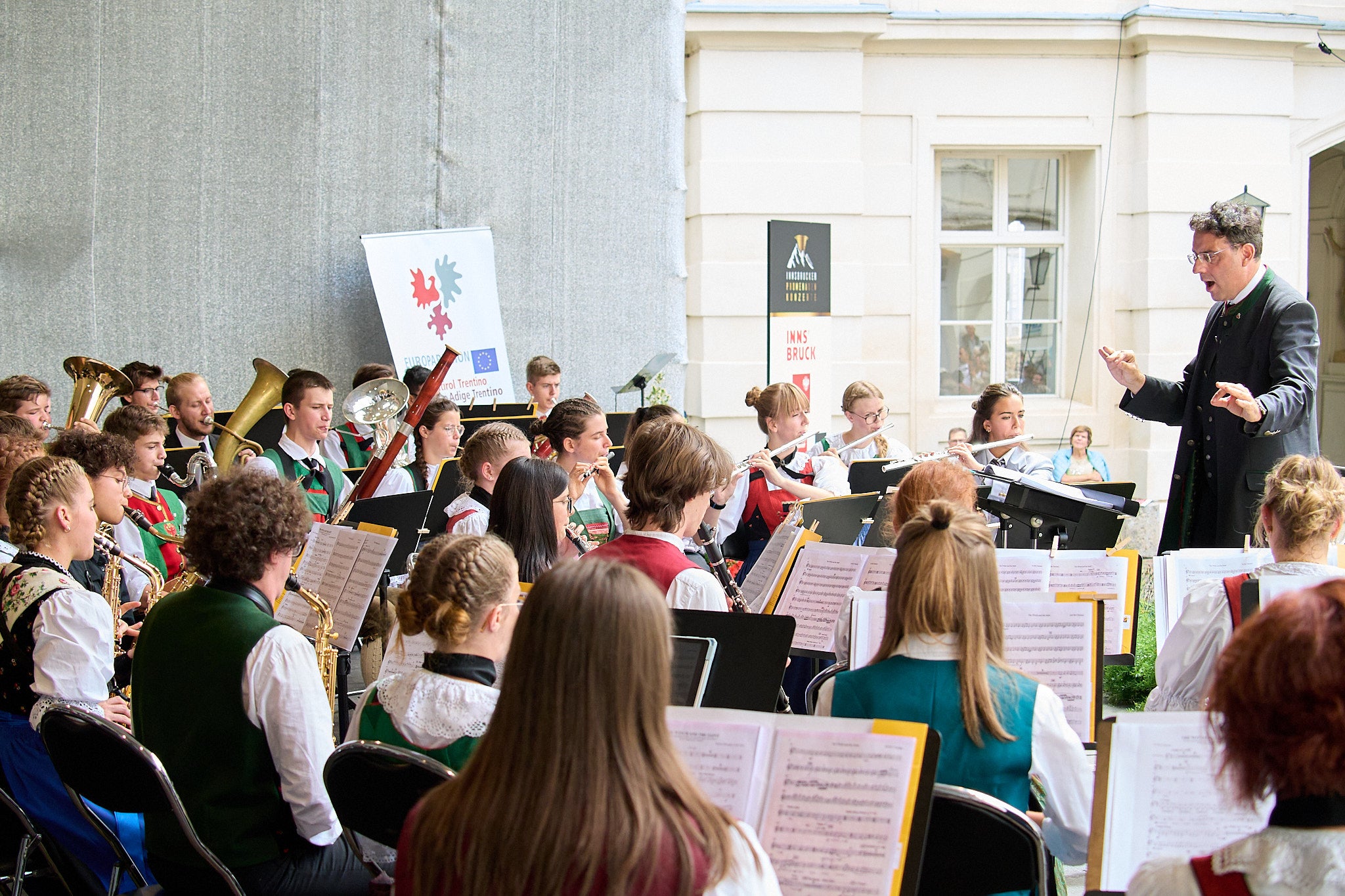 Dopo le esibizioni a Trento e a Dobbiaco, un Promenade Concert a Innsbruck (nella foto quello del 2023) completerà il programma concertistico dell'Orchestra giovanile di fiati dell'Euregio 2026. (Foto: Wolfgang Alberty)