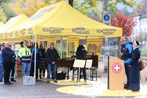 Die Bevölkerung holte am Samstag, 24. Oktober, in der Informationsmeile vor dem Meraner Kurhaus Wichtiges und Nützliches zur Vorbeugung und zum Verhalten bei Hochwasser ein. (Foto: LPA/Maja Clara)