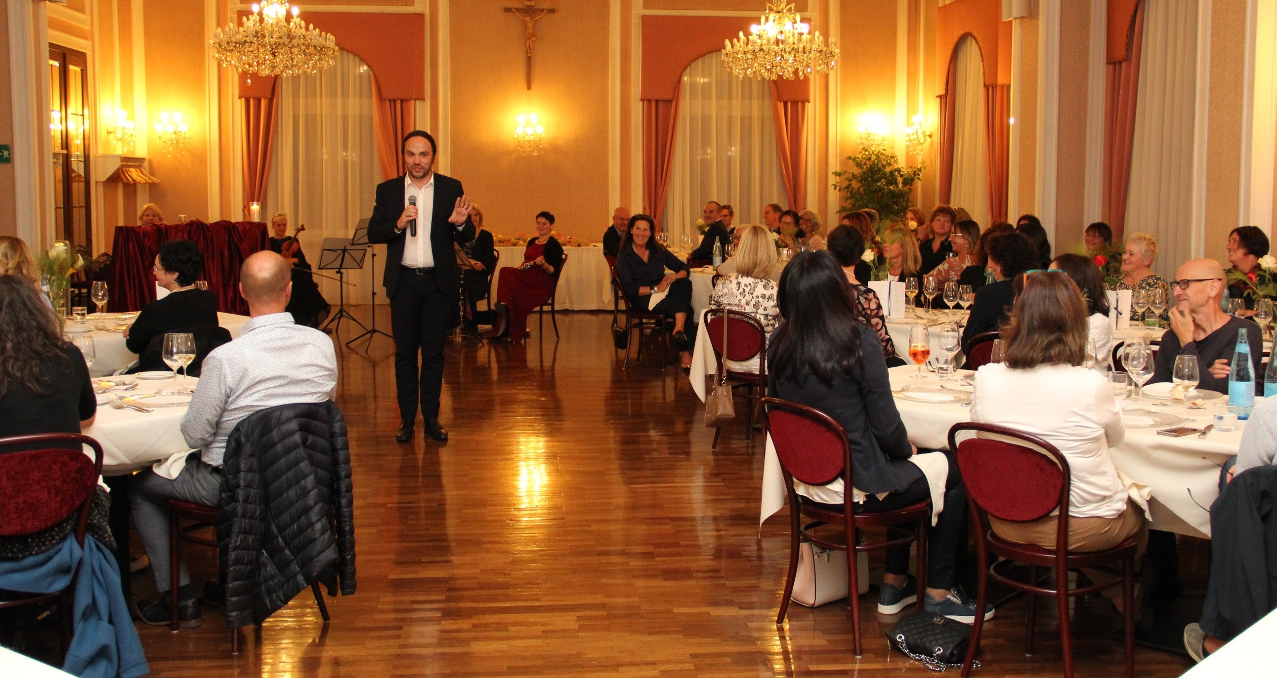 Landesrat Achammer hat hundert jüngst in den Ruhestand getretene Lehrpersonen und zehn Schulführungskräfte verabschiedet und ihnen für die jahrzehntelange Bildungsarbeit gedankt. (Foto: Bildungsdirektion/Susanne Gasser)