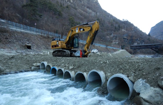 Ein provisorisch angelegter Arbeitsübergang (im Bild) in der Nähe der früheren Eisenbahnstation Kastelruther Haltestelle wurde nach Abschluss der Arbeiten wieder entfernt. (Foto: LPA/Landesamt für Wildbach- und Lawinenverbauung Nord)