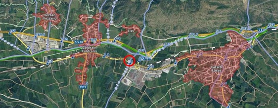 In der Gemeinde Latsch wird die Brücke (roter Kreis) auf der Landesstraße bei der Industriezone abgerissen. Eine neue, sicherere und tragfähigere Brücke wird gebaut. Die Landesregierung hat die technischen Eigenschaften für die Infrastruktur festgelegt.  (Foto: Landesabteilung Tiefbau) 