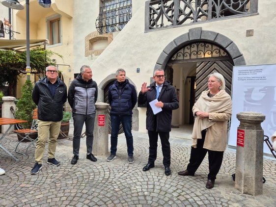 "Mit der Restaurierung des Eccel-Kreuzer-Museums geben wir der Stadt Bozen ein Gebäude von großem historischem Wert zurück, das unter Wahrung seiner ursprünglichen Identität aufgewertet wird", sagte Landesrat Christian Bianchi (zweiter von rechts). An seiner Seite Landeskonservatorin Karin Dalla Torre und (von links) Architekt Rudolf Perktold, Projektleiter Hans Peter Santer und Andrea Sega, Direktor des Landesamtes für Hochbau Ost. (Foto: LPA/Gianluca Crocco)