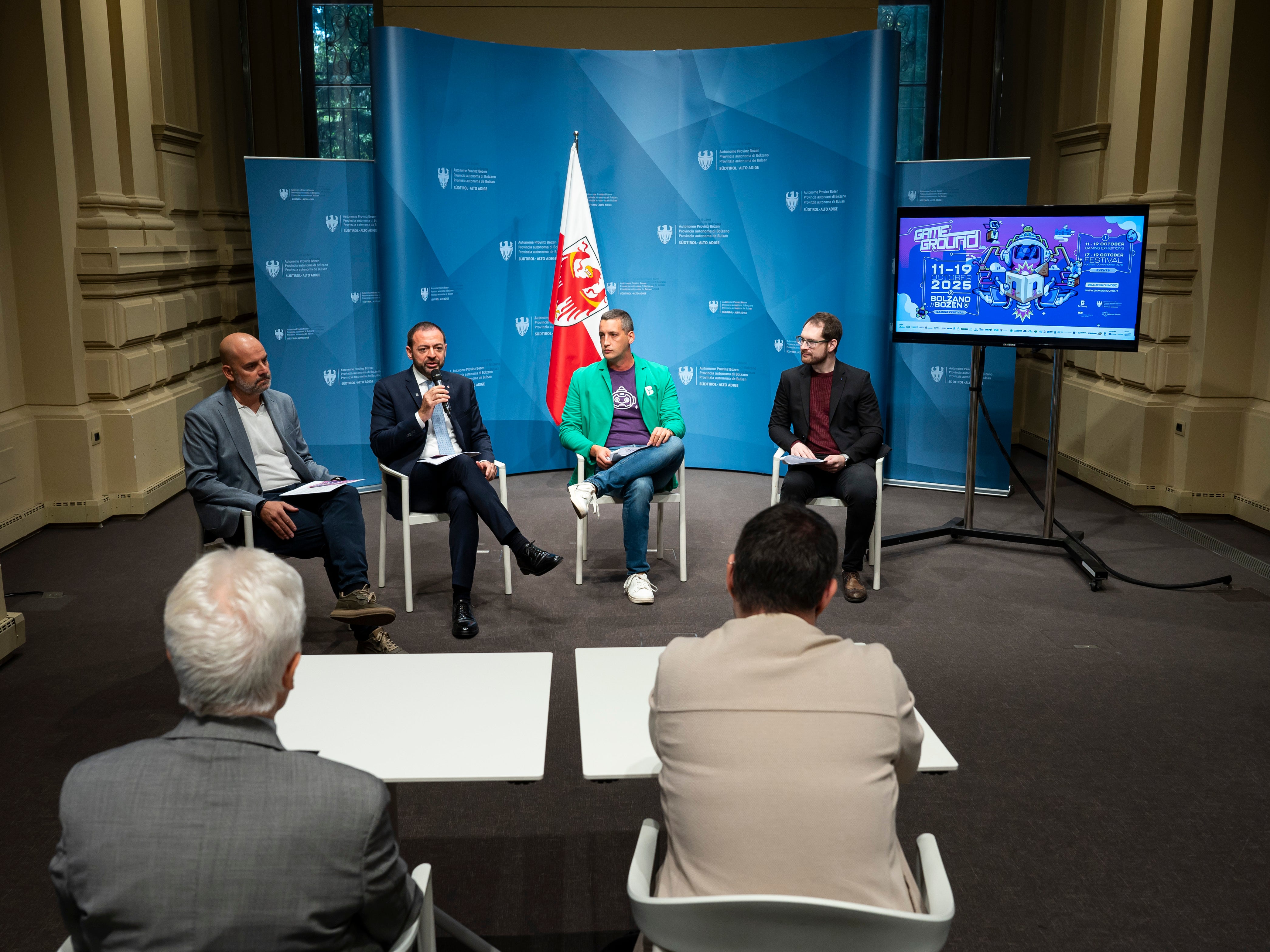 A Bolzano, dal 17 al 19 ottobre, un lungo weekend dedicato a giochi ed eventi. Nella foto (da sinistra) Stefano Santoro (Ufficio Politiche giovanili Comune di Bolzano), il vicepresidente della Provincia Marco Galateo, Aaron Damian (associazione BeYoung-UPAD) e il direttore artistico di Game Ground Mario Petillo. (Foto: USP/Fabio Brucculeri)