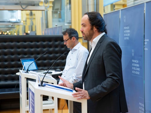 Una nuova normalità caratterizza il mercato del lavoro altoatesino, hanno sottolineato L'assessore provinciale Achammer e il direttore di Ripartizione Luther nel corso della ipresentazione odierna del Rapporto sul mercato del lavoro (Foto: ASP/Fabio Brucculeri)